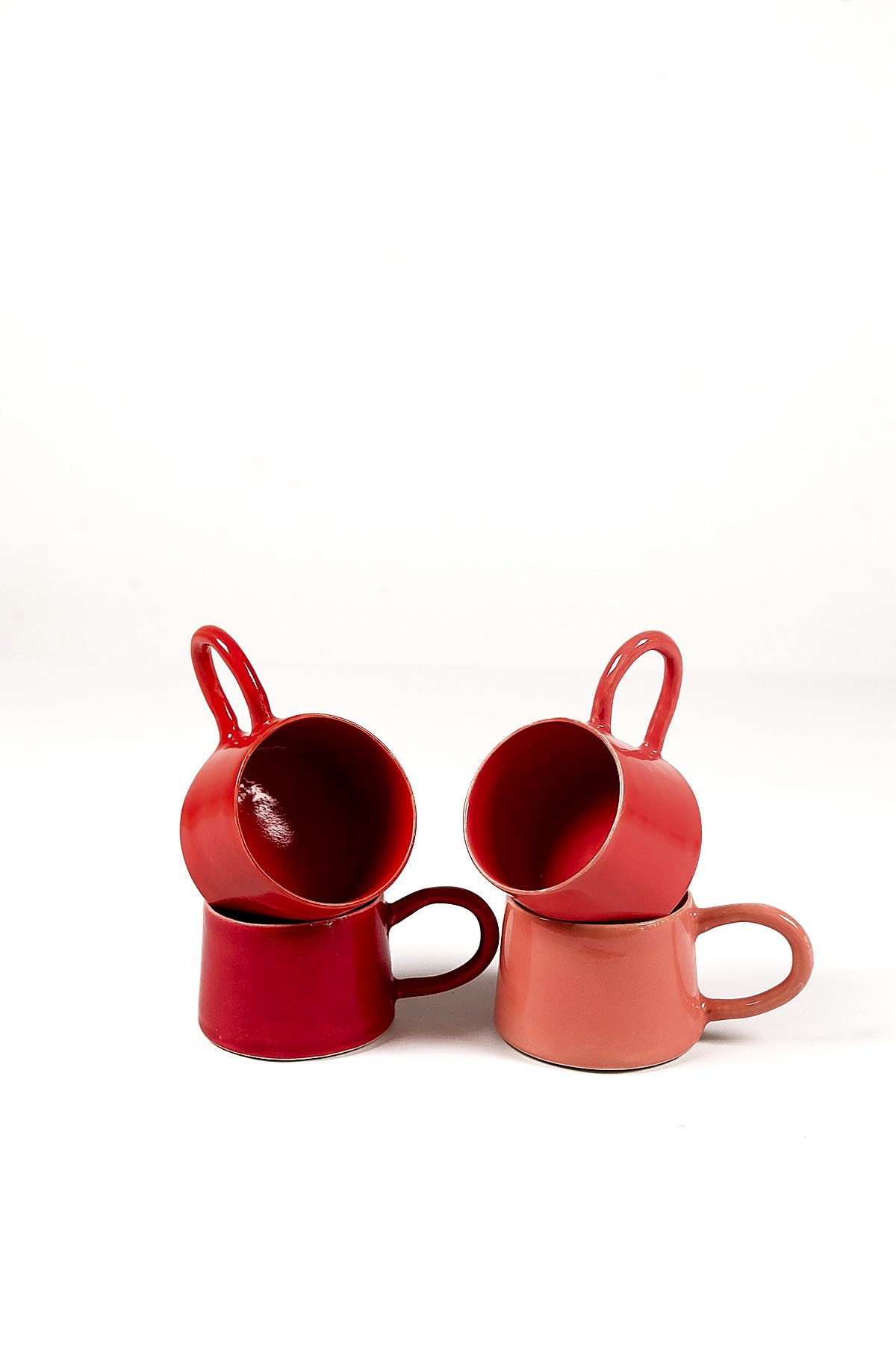 El yapımı stoneware seramik kahve fincanı seti kırmızı